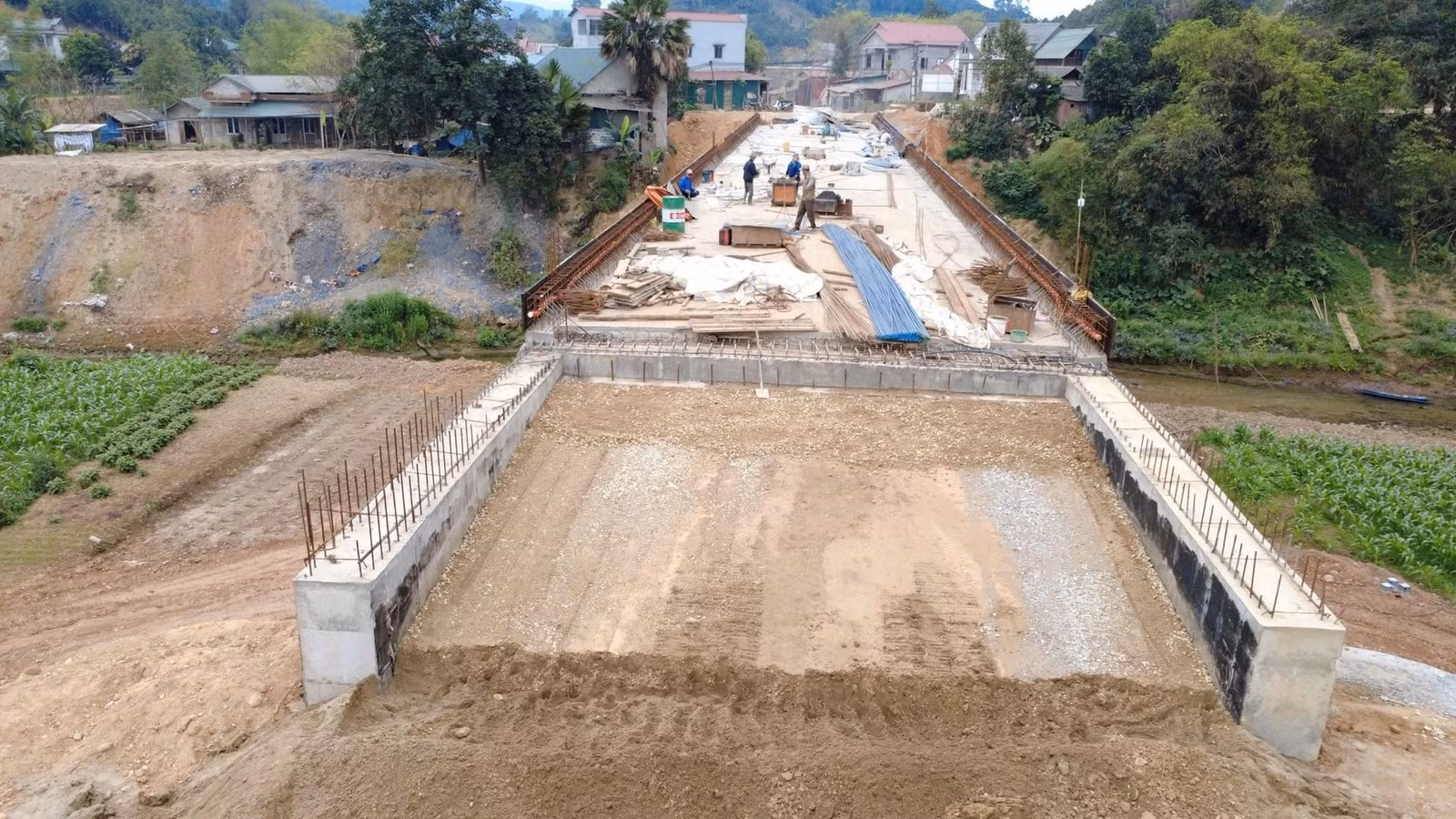 Theo chủ đầu tư, dự án có 5 gói thầu xây lắp, hiện tổng khối lượng đạt trên 372,6 tỷ đồng, ước đạt 74,8% giá trị hợp đồng. Ảnh: Tuấn Trung.