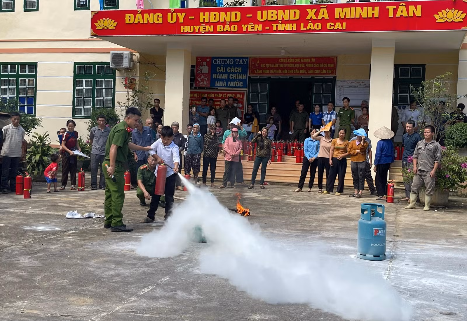 Học sinh xã Minh Tân thực hành kỹ năng sử dụng bình chữa cháy.jpg