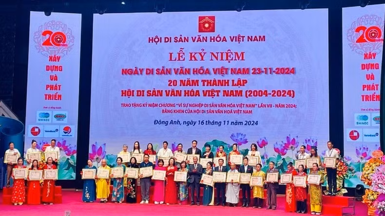 Trao tặng Kỷ niệm chương “Vì sự nghiệp Di sản văn hóa Việt Nam” và Bằng khen của Hội Di sản Văn hóa Việt Nam.