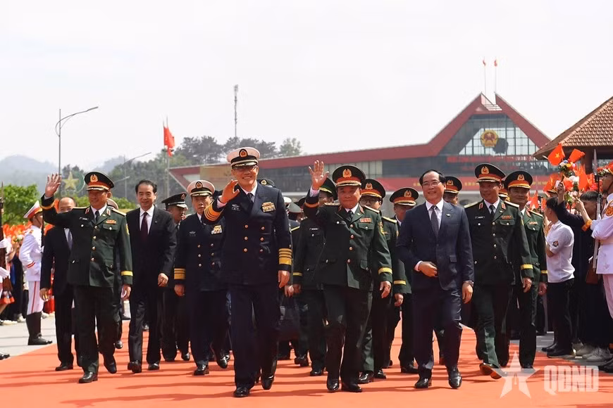 Thượng tướng Hoàng Xuân Chiến và Thượng tướng Đổng Quân, cùng đoàn đại biểu hai nước di chuyển về khu vực cửa khẩu.