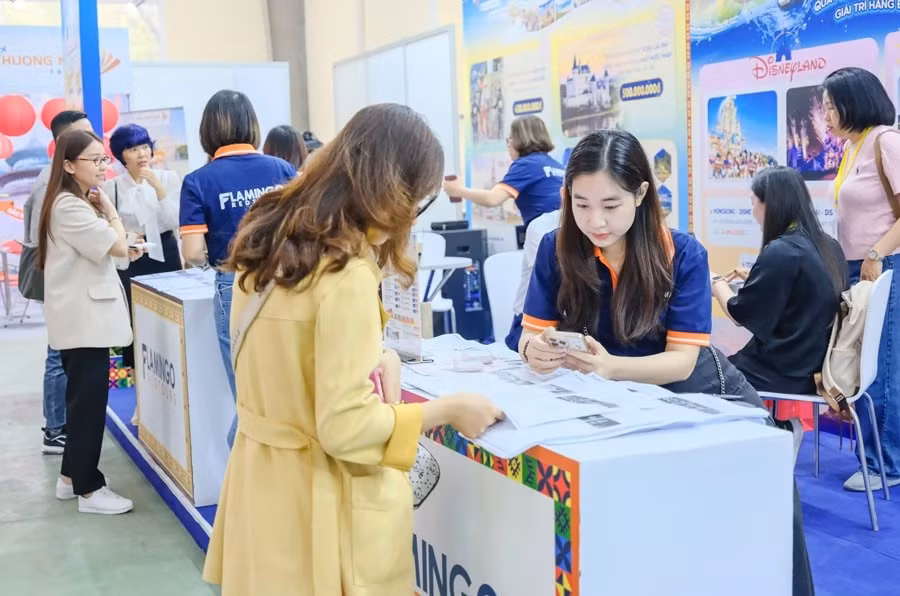 Tư vấn các sản phẩm du lịch cho du khách tại Hội chợ du lịch quốc tế - VITM Hà Nội 2025.