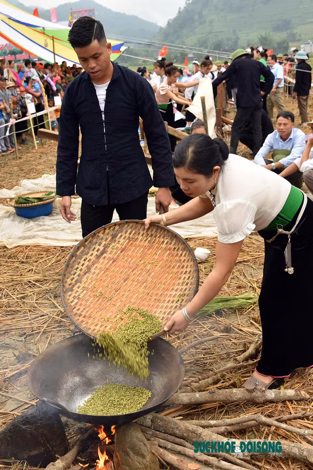Người dân địa phương làm cốm Tú Lệ tại lễ hội. Ảnh: Tuấn Anh.