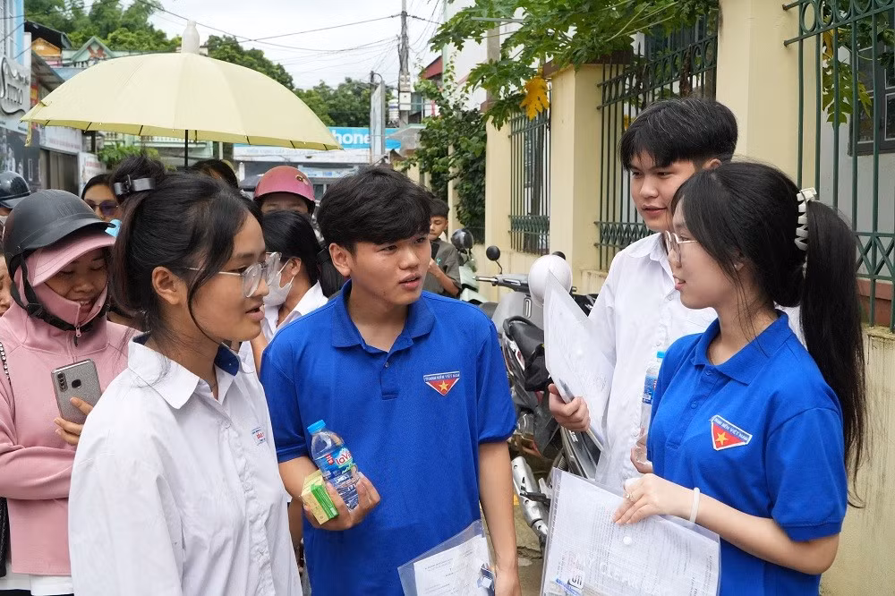 Thí sinh trao đổi bài làm sau khi thi xong môn thi đầu tiên.