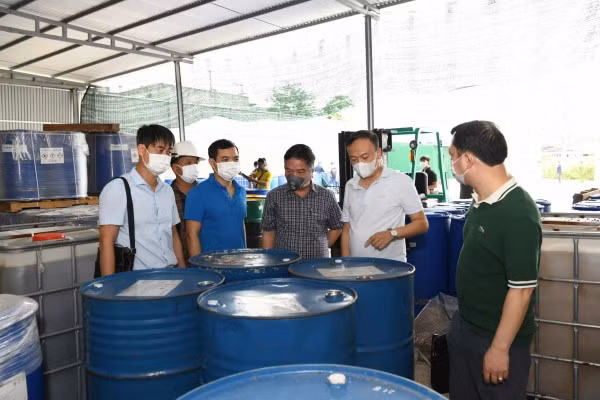 Lực lượng chức năng kiểm tra khu vực sản xuất ma túy tổng hợp.