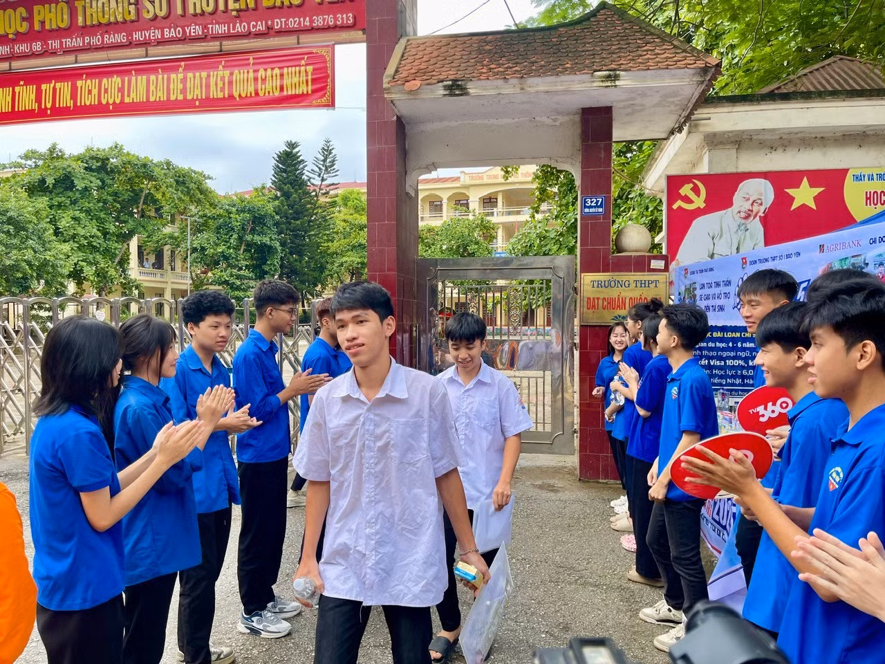 Những thí sinh đầu tiên ra khỏi phòng thi tại điểm thi số 1.