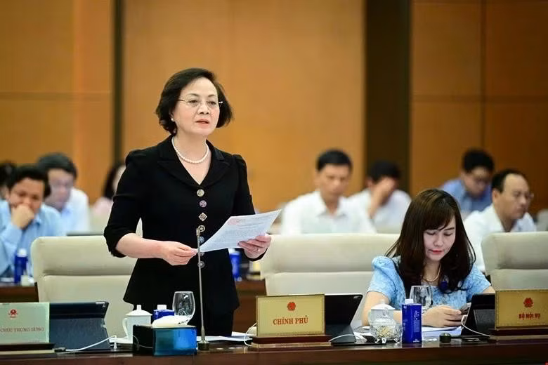 Bộ trưởng Bộ Nội vụ Phạm Thị Thanh Trà trình bày Tờ trình của Chính phủ về việc sắp xếp đơn vị hành chính cấp tỉnh năm 2025