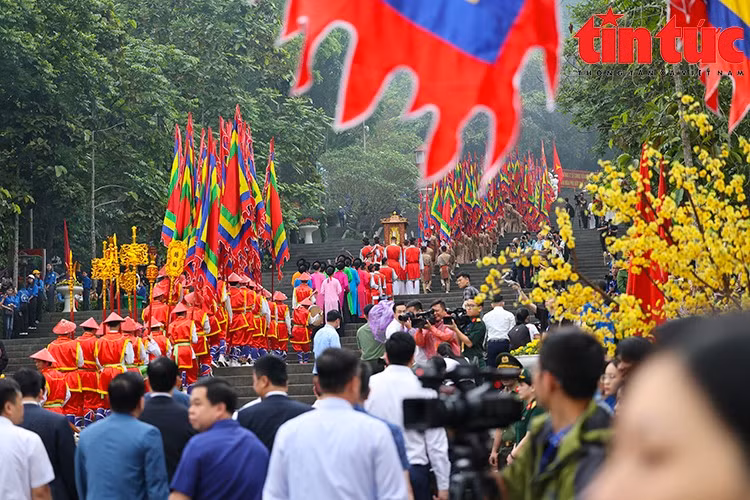 Đông đảo người dân, du khách thập phương về Đền Hùng (TP Việt Trì, tỉnh Phú Thọ) dâng hương tưởng niệm các vua Hùng, sáng 18/4/2024. Ảnh tư liệu: Lê Phú/Báo Tin tức