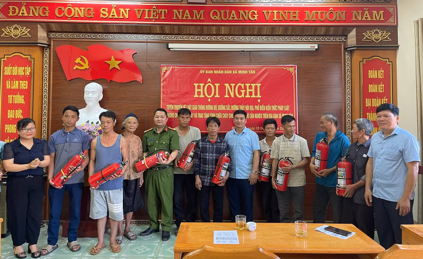 Trao tặng bình chữa cháy cho hộ nghèo, cận nghèo trên địa bàn xã Minh Tân.jpg