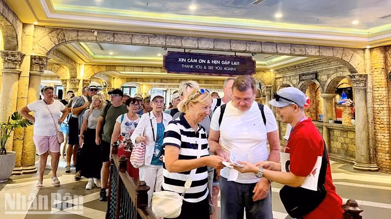 Khách quốc tế làm thủ tục trải nghiệm cáp treo Hòn Thơm.