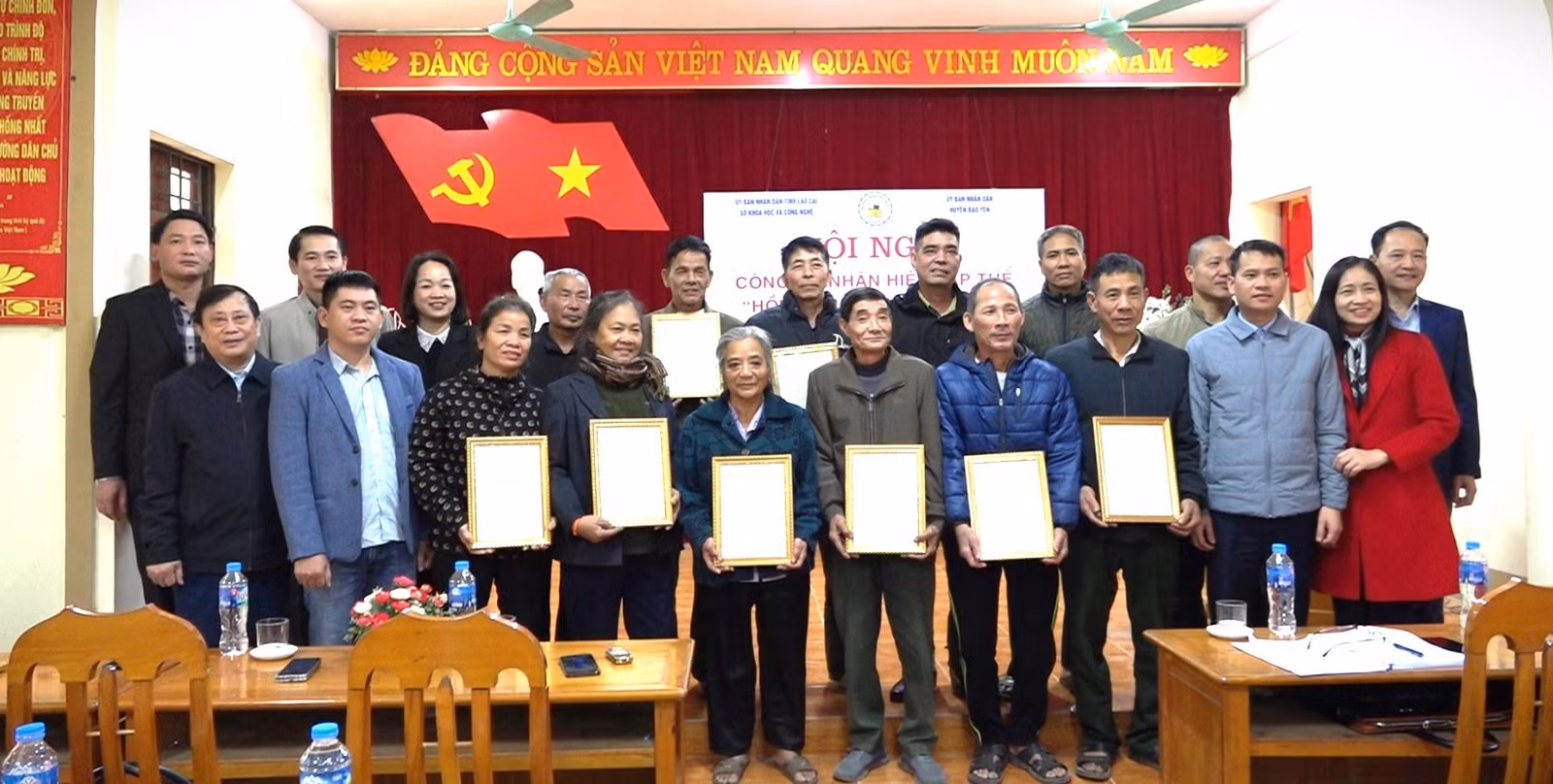 trao-chung-nhan-quyen-su-dung-nhan-hieu-tap-the-hong-khong-hat-bao-ha-cho-cac-ho-gia-dinh-trong-hong-khong-hat.jpg