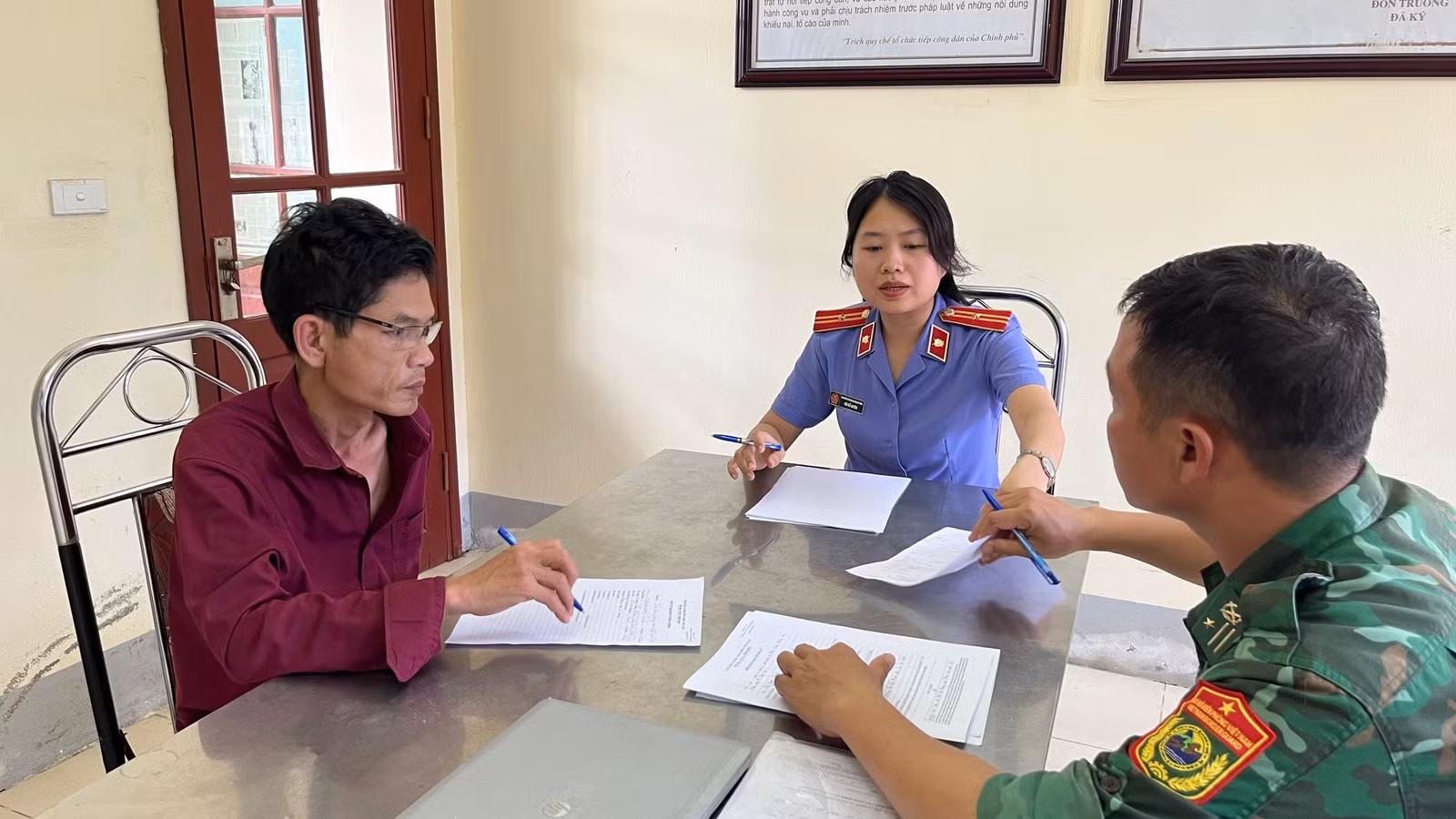 don-bien-phong-ckqt-lao-cai-tham-van-doi-tuong-mua-ban-trai-phep-chat-ma-tuy.jpg