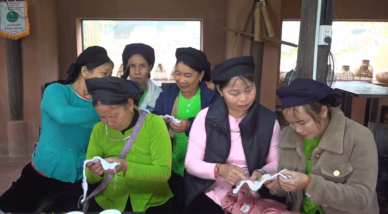 chi-em-phu-nuu-nghia-do-xem-truc-tiep-san-pham-theu-xuat-khau-cua-cong-ty.jpg