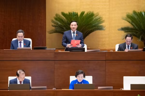 Phó Chủ tịch Quốc hội Nguyễn Khắc Định điều hành phiên họp.