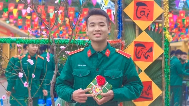 Tác giả Trần Việt Hoàng.