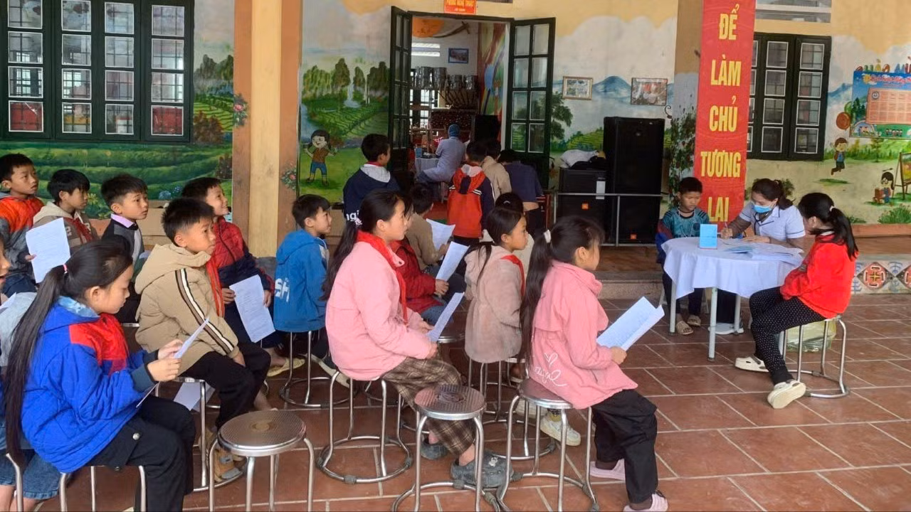 trien-khai-cong-tac-tham-kham-sang-loc-nhung-doi-tuong-nghi-mac-benh-soi-va-to-chuc-tiem-vac-xin-phong-benh-soi-tai-truong-cac-truong-hoc-tren-dia-ban-xa-hoang-lien-9063.jpg