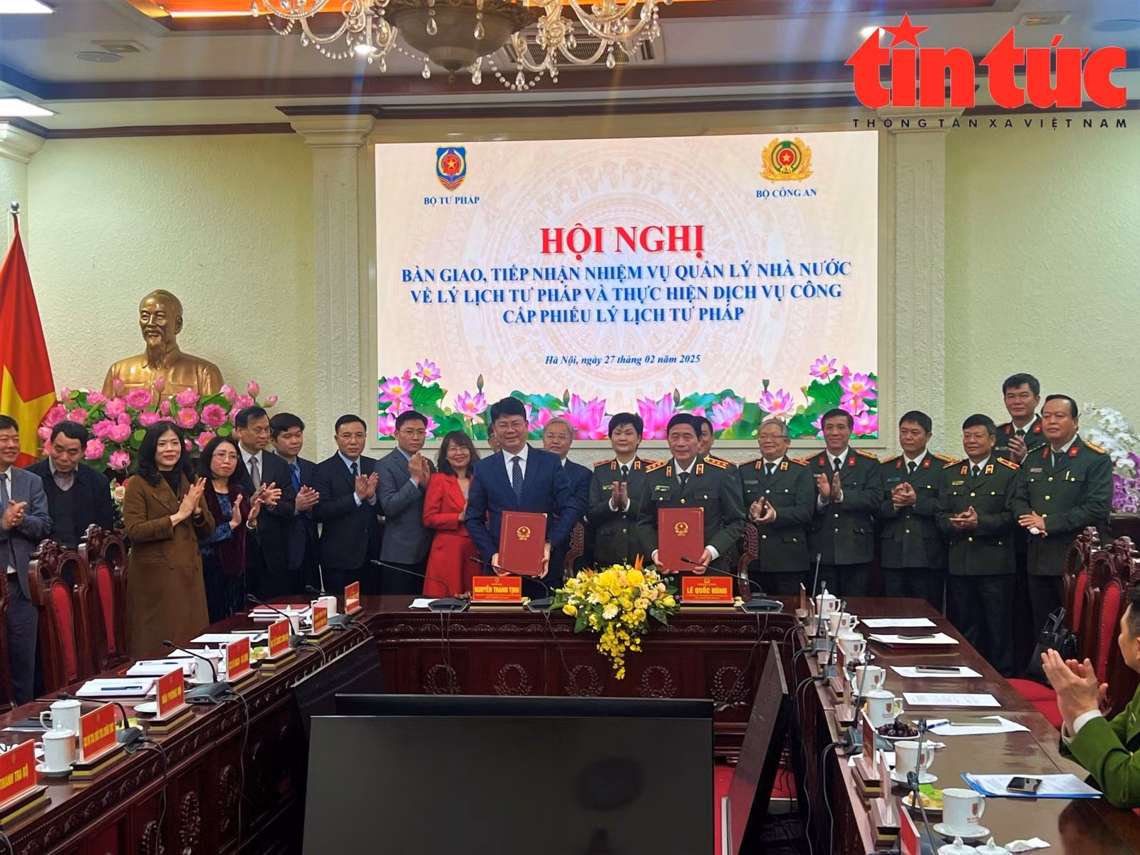 Hội nghị bàn giao nhiệm vụ quản lý nhà nước về lý lịch tư pháp và thực hiện dịch vụ công cấp Phiếu lý lịch tư pháp từ Bộ Tư pháp sang Bộ Công an.