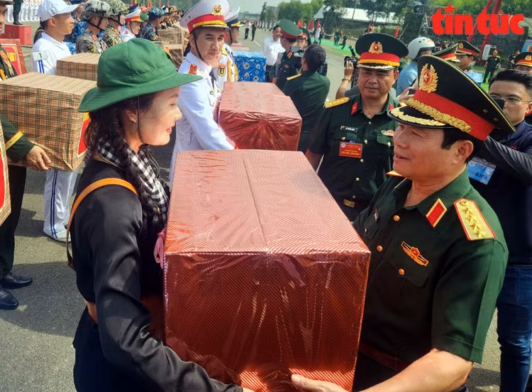 Đại tướng Nguyễn Tân Cương, Tổng Tham mưu trưởng Quân đội nhân dân Việt Nam, Thứ trưởng Bộ Quốc phòng thăm hỏi, tặng quà cho các khối tham gia diễu binh, diễu hành.