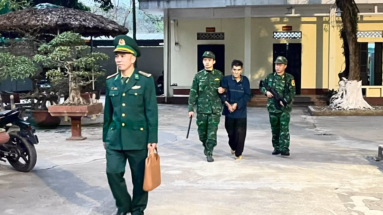 can-bo-chien-si-don-bien-phong-trinh-tuong-ap-giai-doi-tuong-mua-ban-trai-phep-chat-ma-tuy.jpg