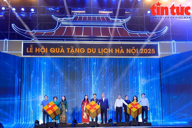 Các đại biểu ấn nút khai mạc lễ hội.