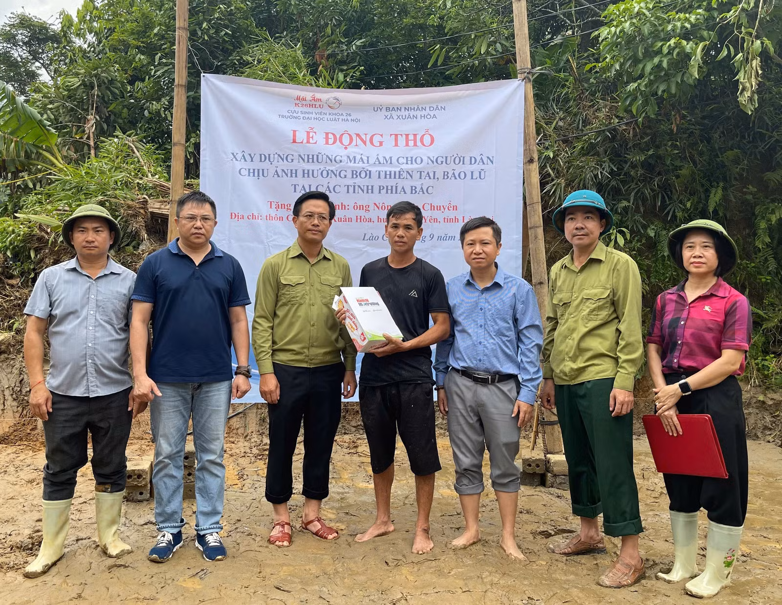 Trao quà cho gia đình anh Nông Văn Chuyển.jpg