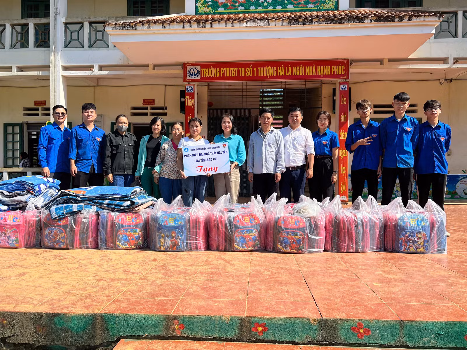 Trao quà tại trường PTDTBT tiểu học số 1 thượng hà.jpg