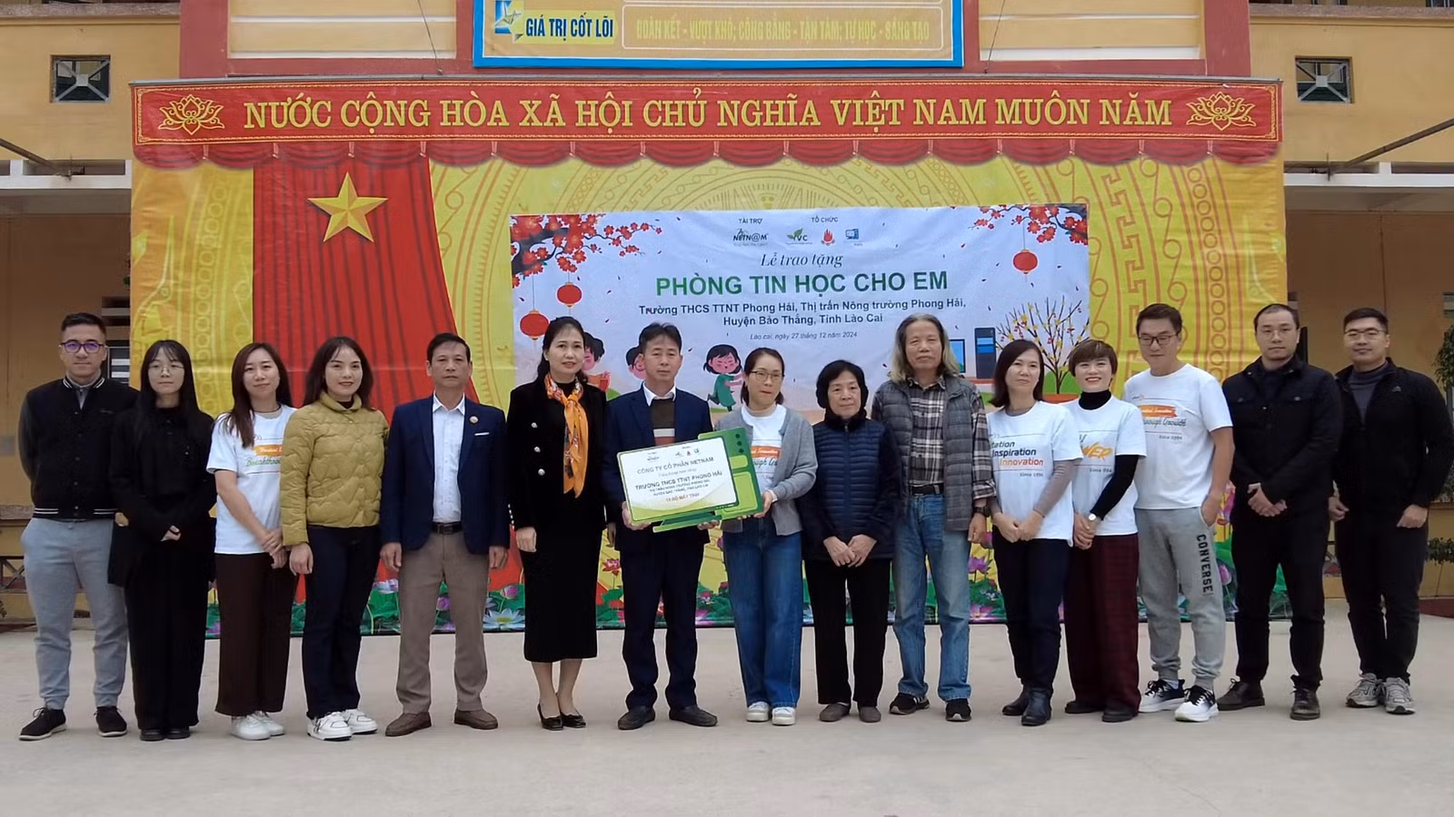 4-cong-ty-co-phan-netnam-trao-tang-nha-truong-15-bo-may-tinh-va-5-trieu-dong-tien-mat.jpg