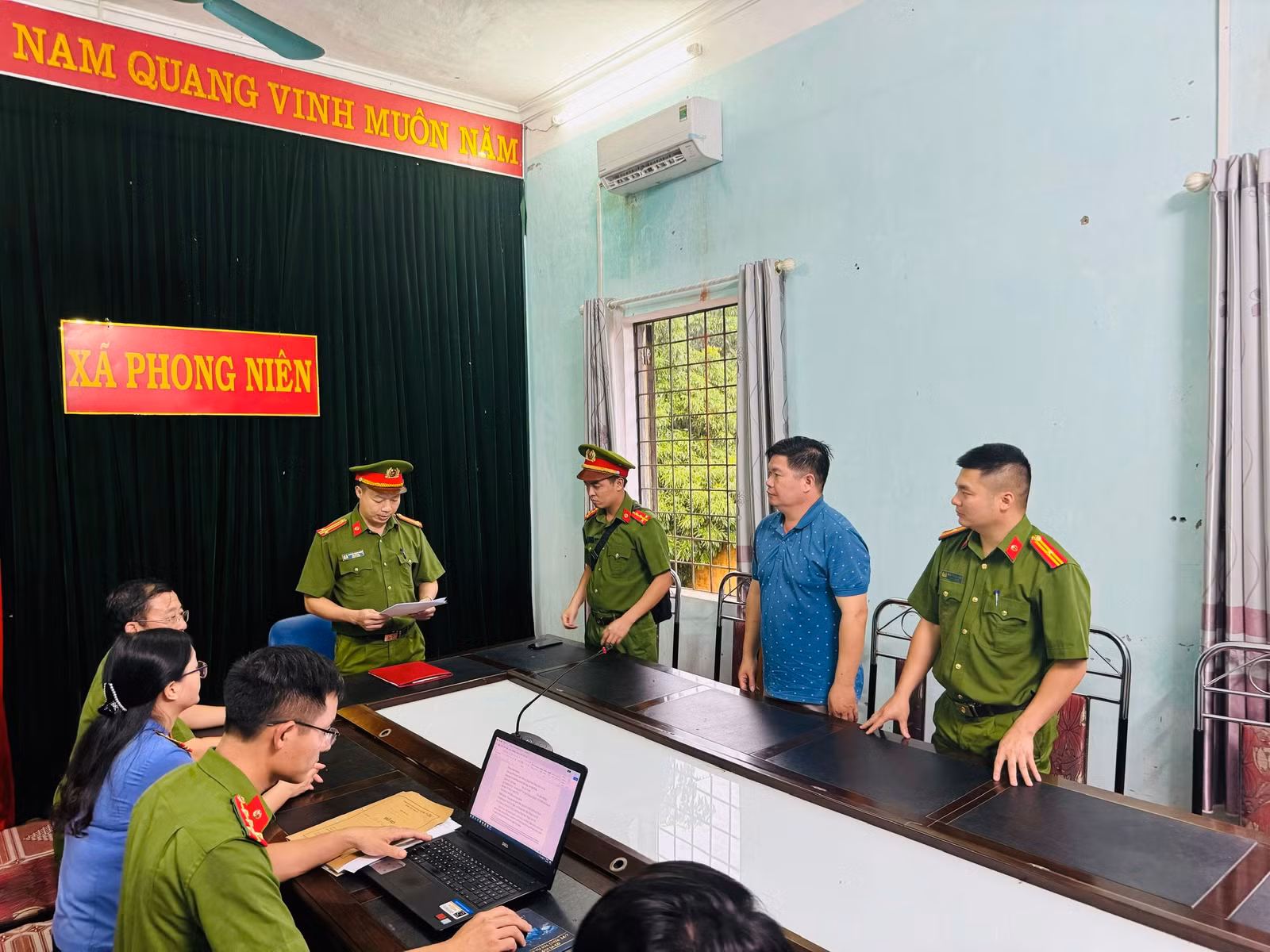 Ảnh 1. Thi hành lệnh bắt và khám xét nơi ở của bị can Phạm Viết Hưng, Phó chủ tịch UBND xã Phong Niên (3).jpg