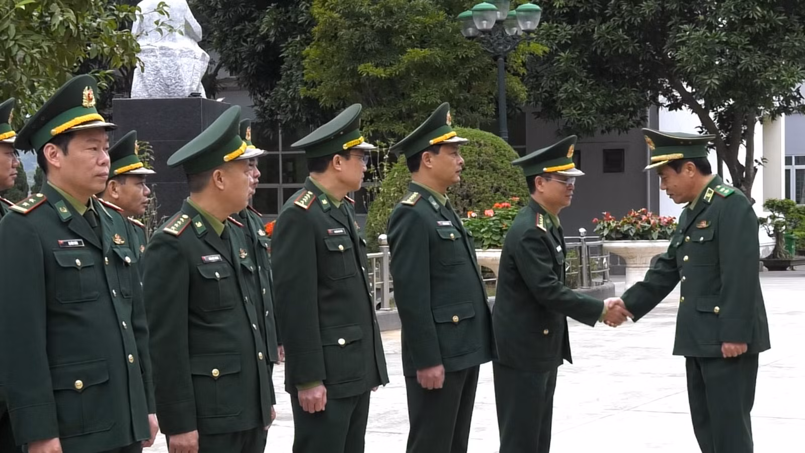 doan-cong-tac-cua-bo-tu-lenh-bien-phong-tham-chuc-tet-bdbp-tinh-lao-cai.jpg