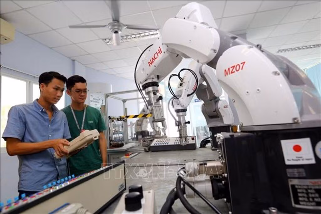 Các học viên thực hành lập trình và vận hành Robot tại Trung tâm Đào tạo khu công nghệ cao TP Hồ Chí Minh. Ảnh: TTXVN phát
