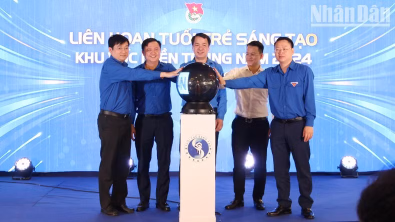 Đại biểu thực hiện nghi thức khai mạc.