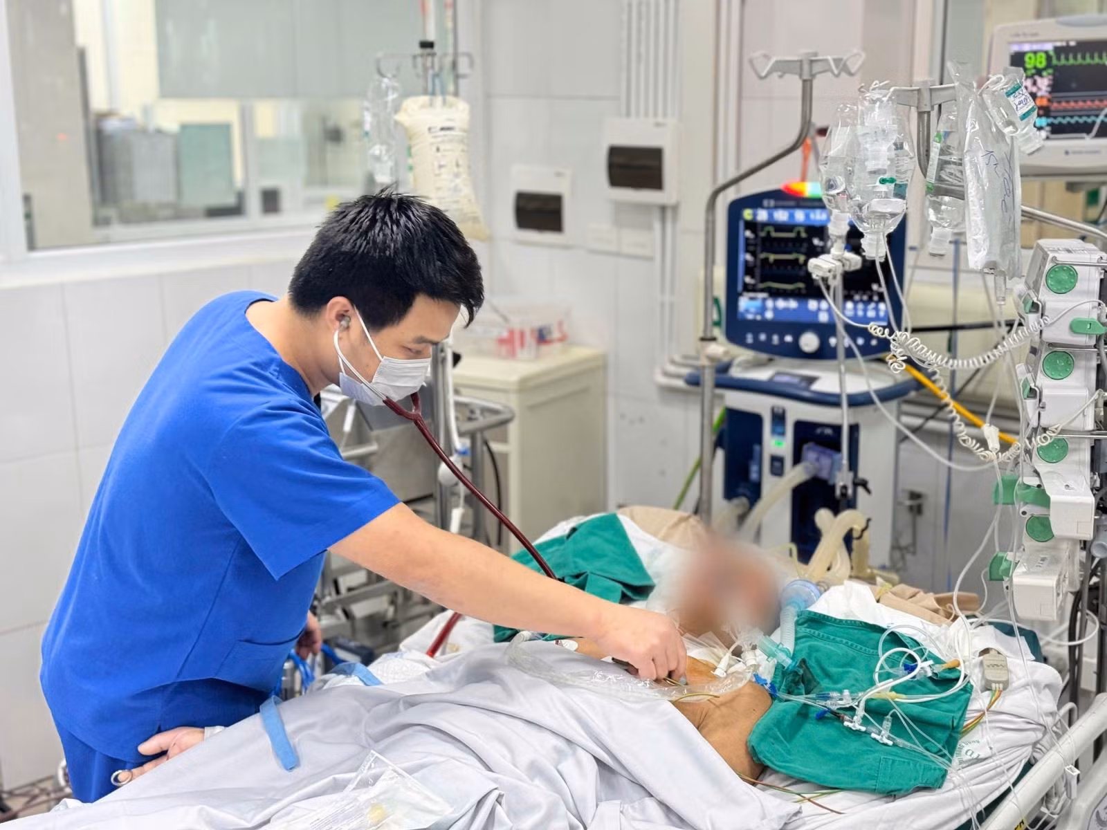 Nhiều bệnh nhân mắc cúm nặng nhập viện. Ảnh: BS
