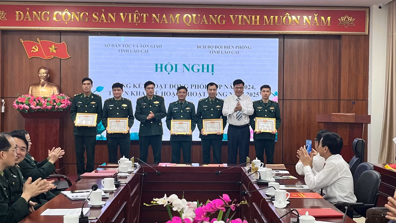 lanh-dao-02-co-quan-tang-giay-khen-cho-tap-the-va-ca-nhan-cua-bo-chi-huy-bdbp-tinh.jpg