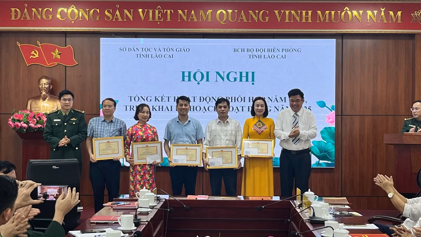 lanh-dao-02-co-quan-tang-giay-khen-cho-tap-the-va-ca-nhan-cua-so-dan-toc-va-ton-giao-tinh.jpg