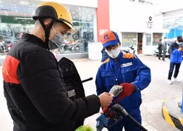 Giá xăng được điều chỉnh giảm. Ảnh: Minh Hiền