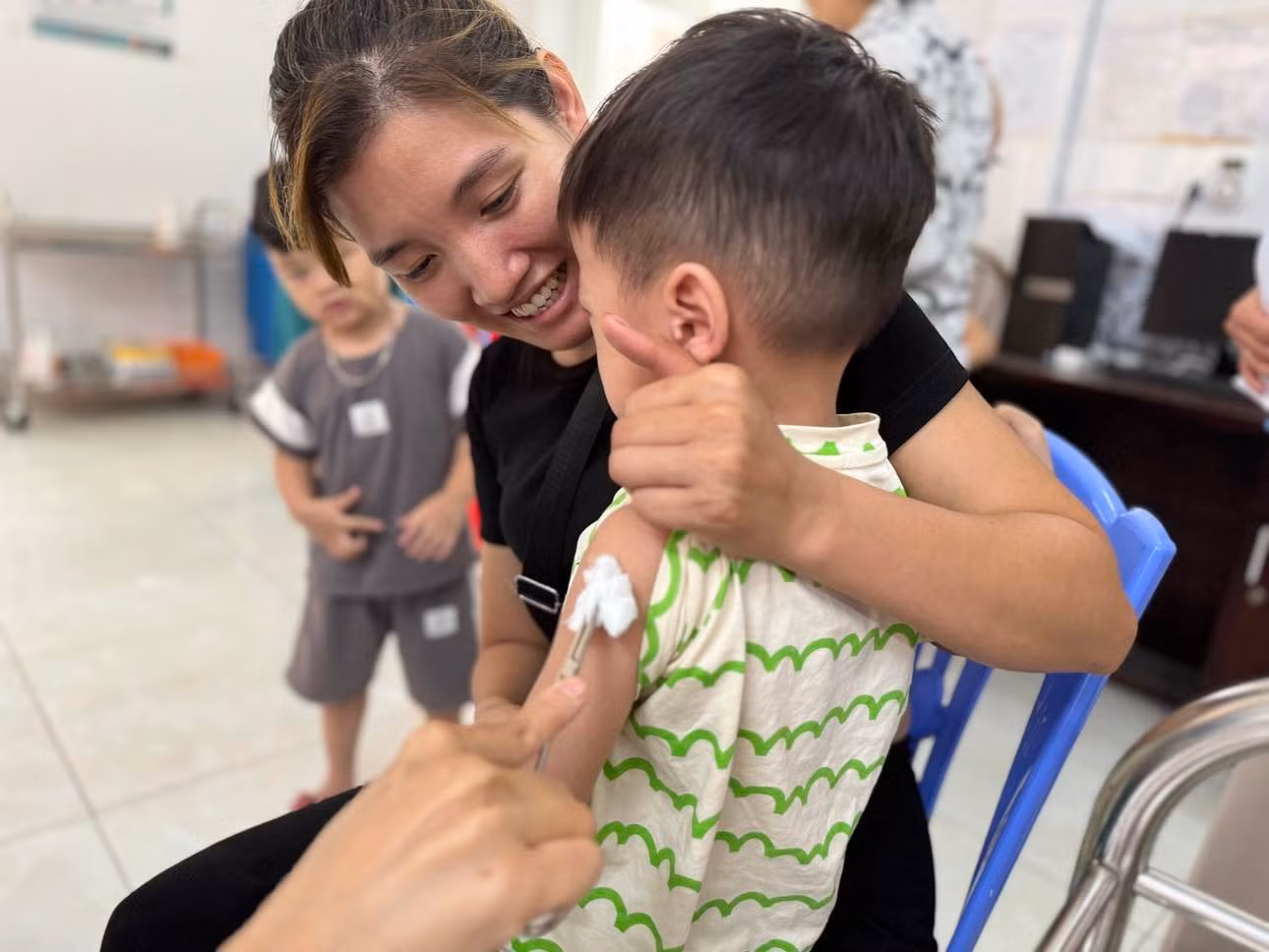 Tiêm vaccine sởi cho trẻ, ngăn dịch lây lan.
