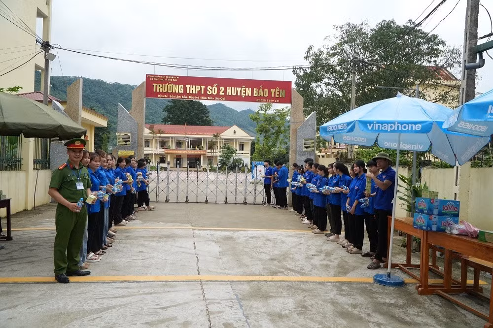 Lực lượng đoàn viên thanh niên tiếp sức cho các thí sinh dự thi.