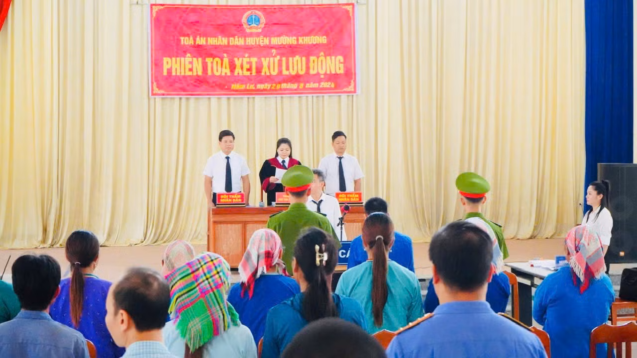 Hội đồng xét xử TAND huyện Mường Khương đã tuyên phạt bị cáo Lù Văn Trường 7 năm 3 tháng tù giam về tội “Mua bán trái phép chất ma túy”..JPG