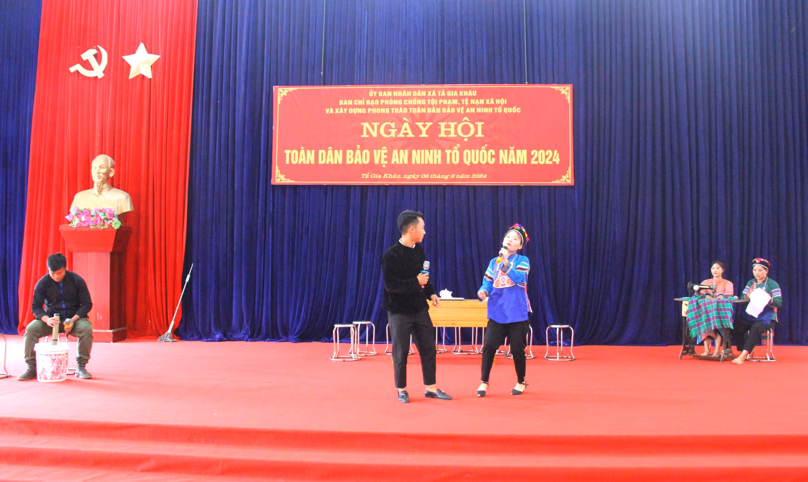 Diễn tiểu phẩm tuyên truyền tại ngày hội.