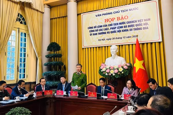 Thứ trưởng Nguyễn Ngọc Lâm trình bày những nội dung cơ bản của 3 luật do Bộ Công an chủ trì soạn thảo.