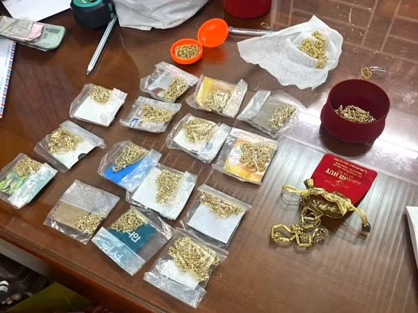 Dây chuyền vàng giả do Trượng Thị Ngọc Thưởng mang đi cầm cố để thực hiện 21 vụ lừa đảo chiếm đoạt tài sản đã được truy thu. Ảnh: CA Ninh Thuận.