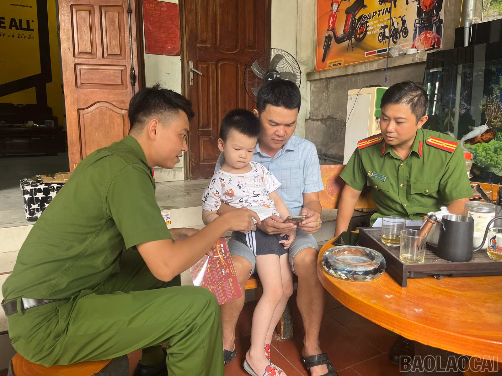 Công an huyện Bát Xát tới từng nhà dân tuyên truyền về Luật Căn cước.jpg