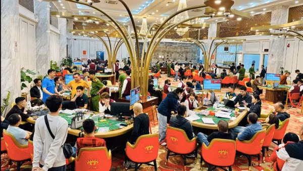 Hiện trường bắt giữ các đối tượng tổ chức đánh bạc.