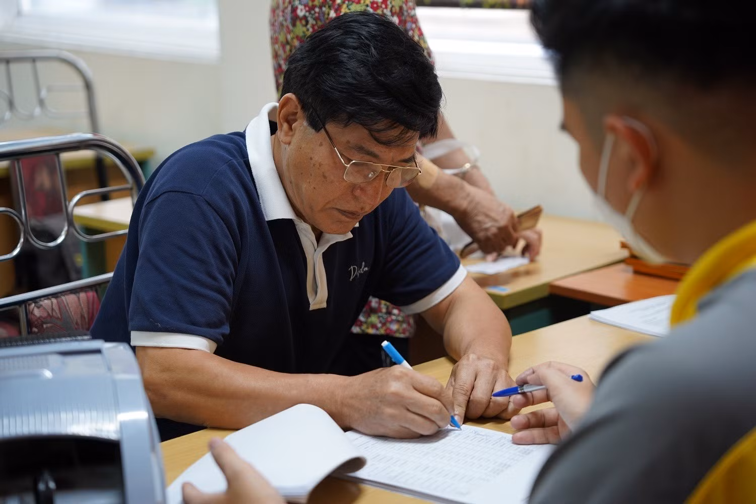 Chi trả lương hưu cho các đối tượng hưởng.