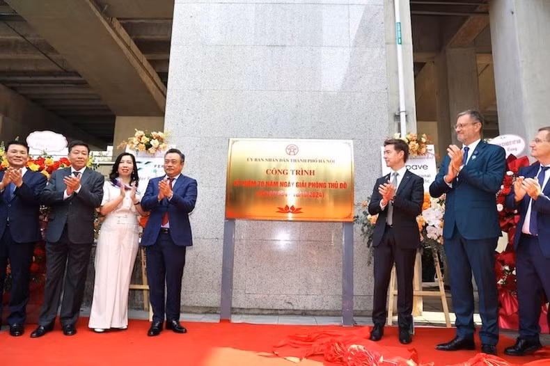 Các đại biểu thực hiện nghi lễ gắn biển công trình kỷ niệm 70 năm Ngày Giải phóng Thủ đô.