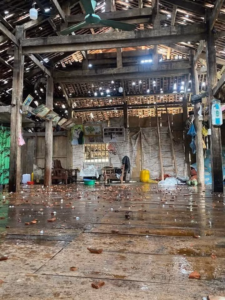 Mưa đá làm thủng mái ngói nhà dân ở huyện Mèo Vạc, Hà Giang.