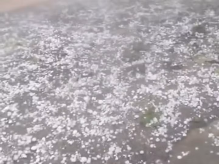 Mưa đá phủ trắng đường đi. (Ảnh: Đ.X.)
