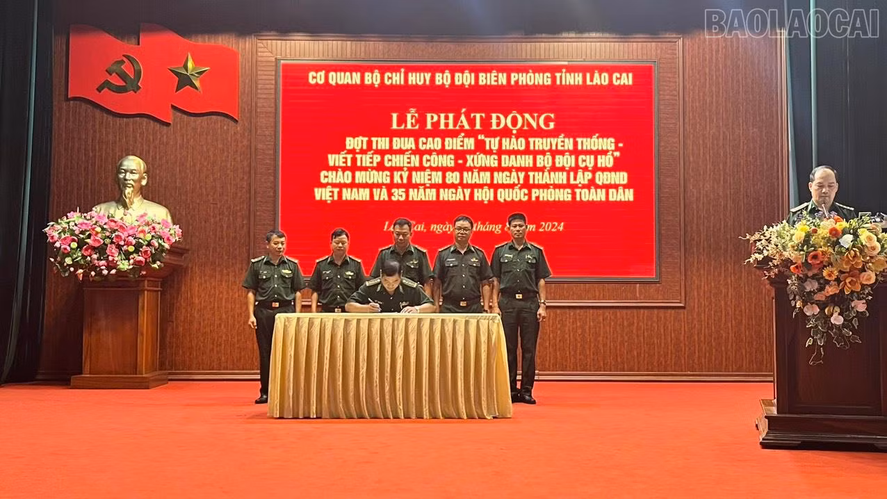 Đại diện các phòng, ban trong cơ quan ký kết giao ước thi đua.jpg