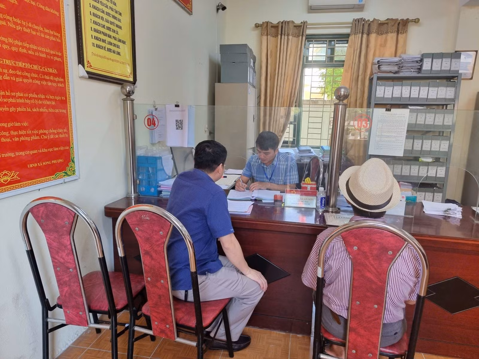 Giải quyết thủ tục hành chính tại một xã thuộc huyện Đan Phượng, Hà Nội.