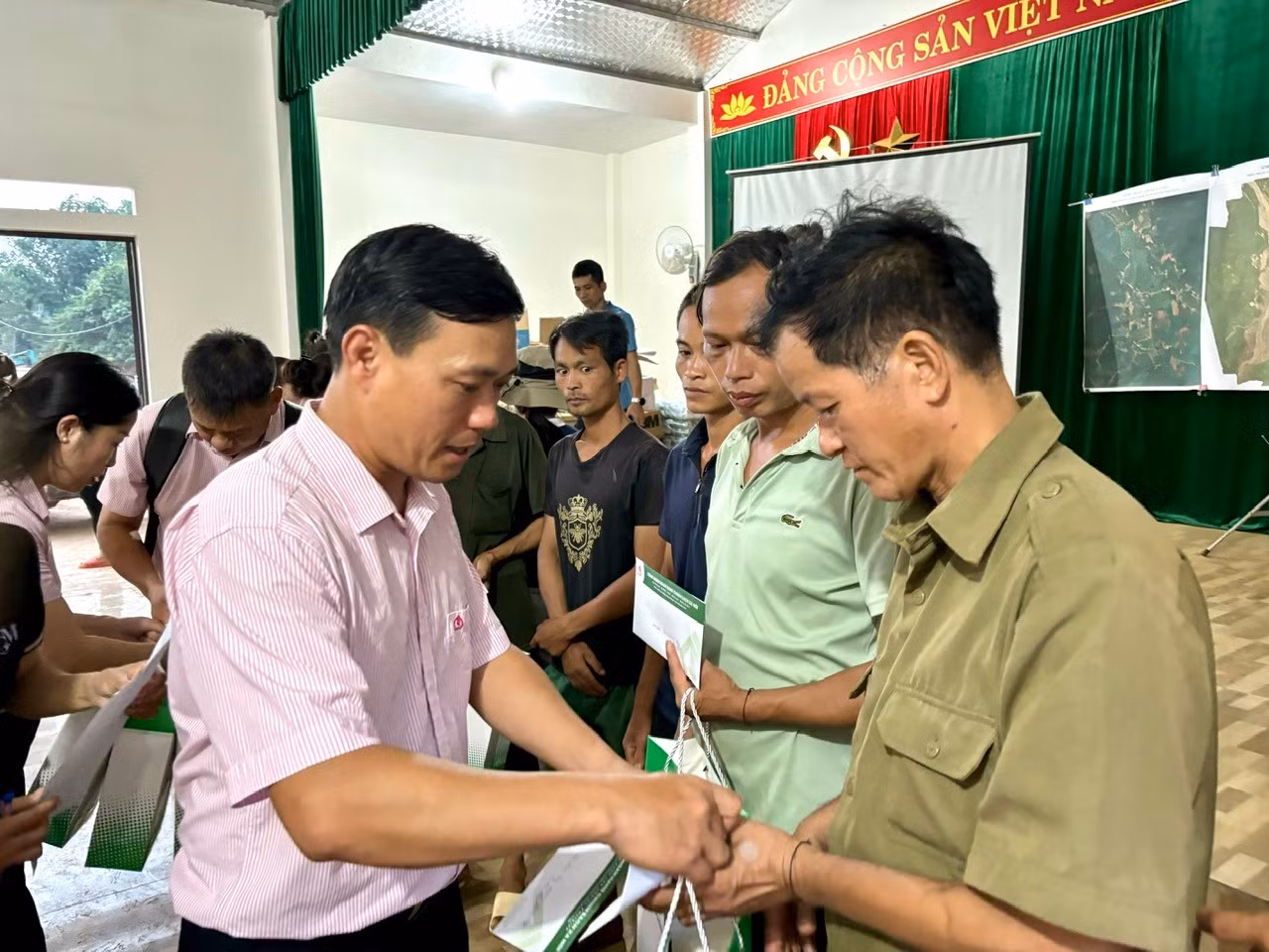 Trao quà hỗ trợ người dân.jpg