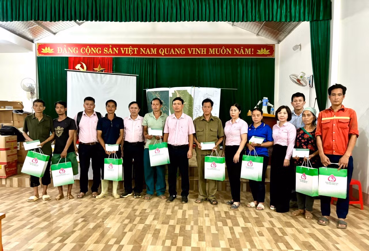 Trao quà động viên các hộ dân có người bị thiệt mạng do cơn bão số 3 gây ra.jpg